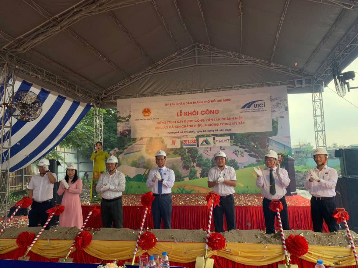 Sáng 13.10, khu đất ao cá Tân Chánh Hiệp ở TPHCM chính thức khởi công công viên rộng gần 1,7 ha. Ảnh: Thái Bảo