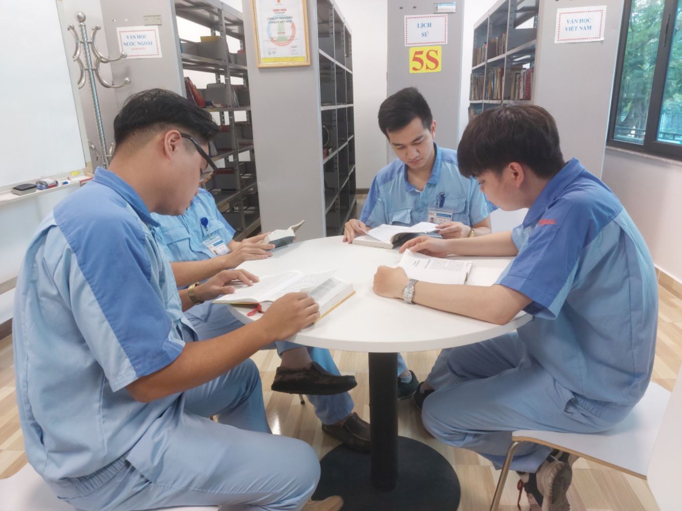 Điểm sinh hoạt văn hóa công nhân tại Công ty TNHH Điện Stanley Việt Nam.  Ảnh: Kiều Vũ