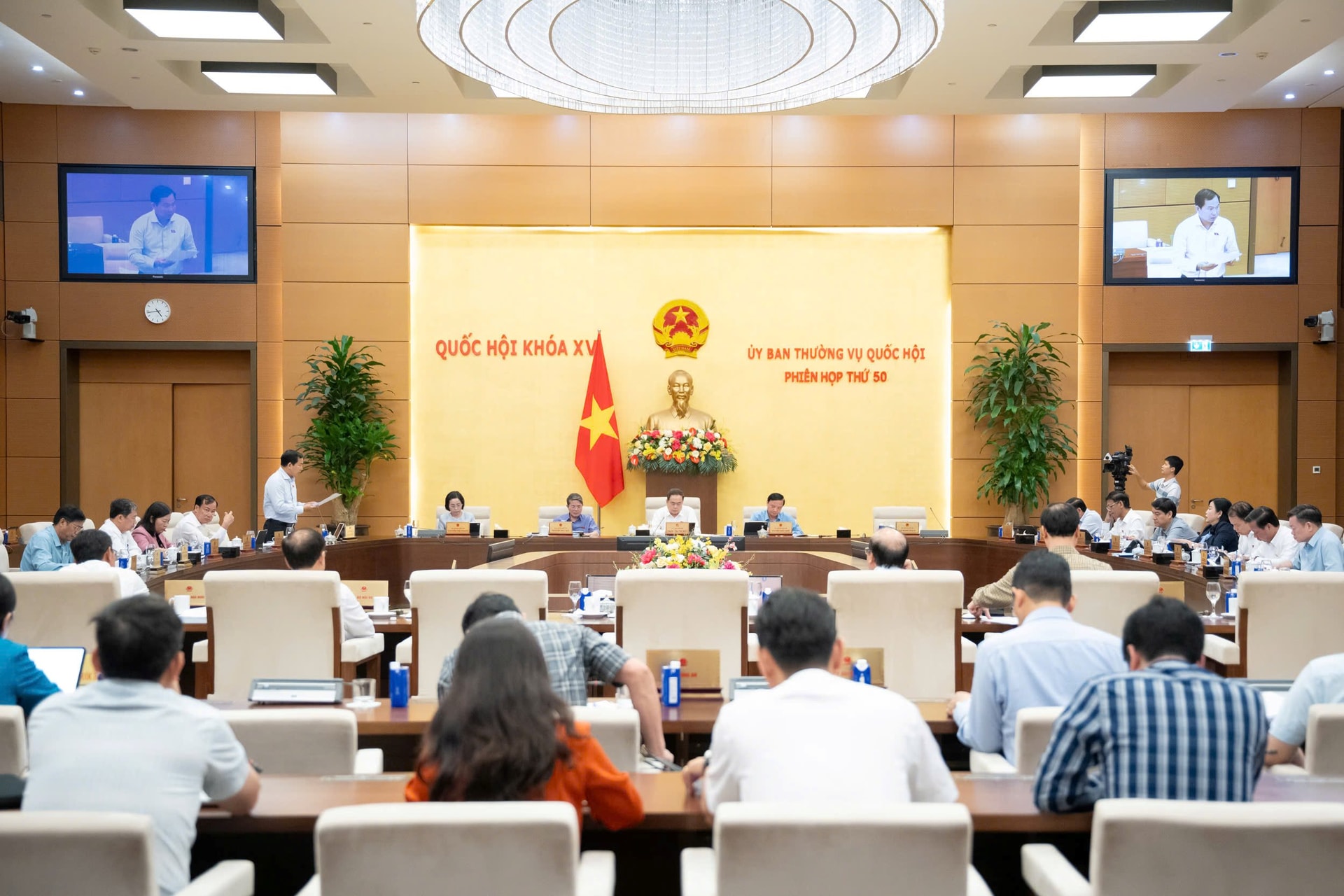 quang-canh-phien-hop-14.10.jpg