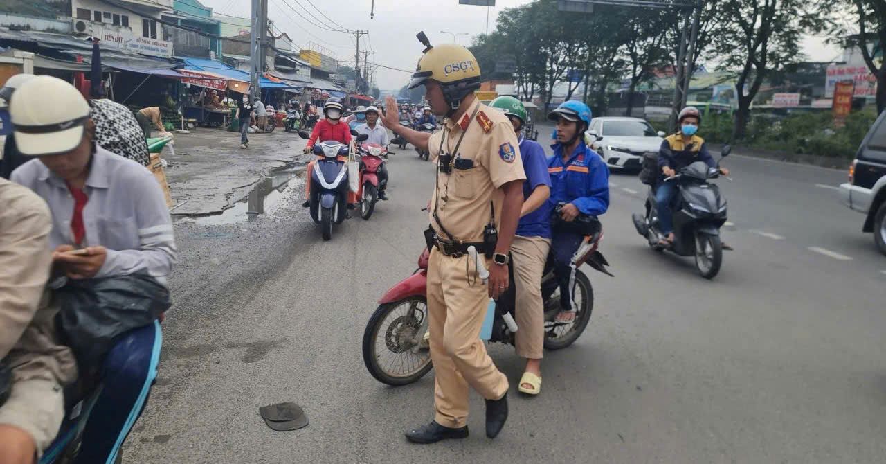 Chỉ trong buổi sáng, CSGT Đội Rạch Chiếc đã lập biên bản 19 trường hợp đi vào đường cấm; trong đó tạm giữ 6 phương tiện. Ảnh: Đông Hoàng