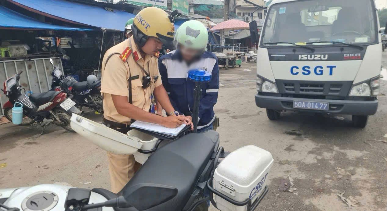CSGT TPHCM ra quân xử lý người điều khiển xe máy 2 bánh lưu thông vào đường cấm trên đường Đỗ Mười. Ảnh: Đông Hoàng