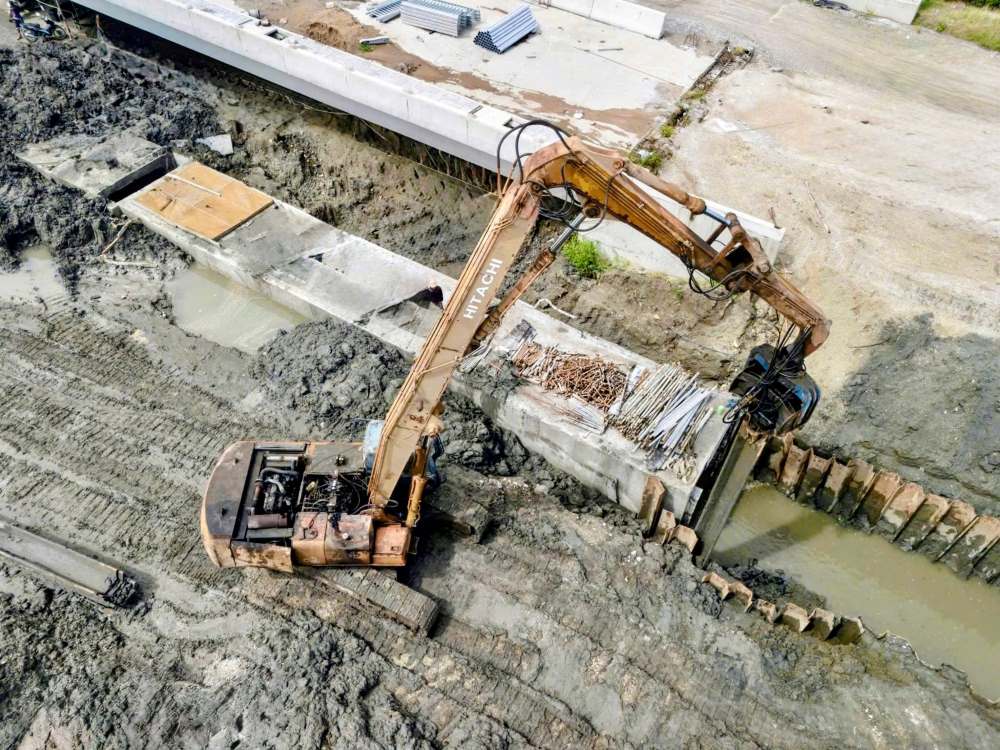 Hàng chục xe lu, máy ủi hoạt động liên tục trên công trường đường 991B. Ảnh: Tuệ Minh