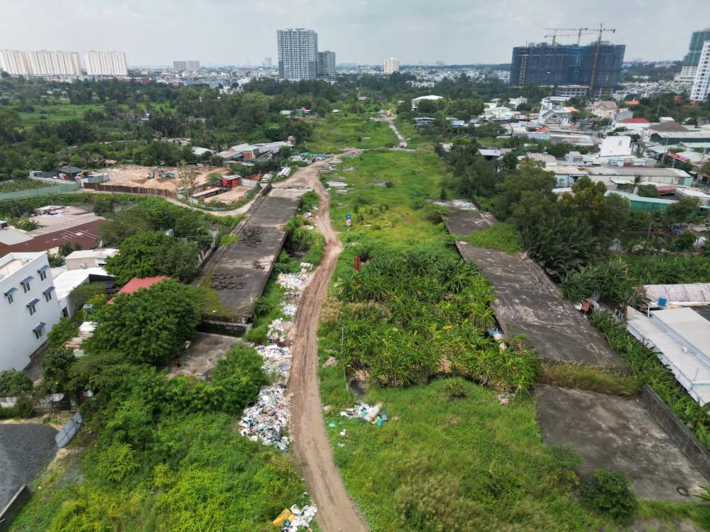 Đoạn Vành đai 2 TPHCM (từ cầu vượt Gò Dưa đến đường Phạm Văn Đồng) dừng thi công hơn 5 năm. Ảnh: Anh Tú