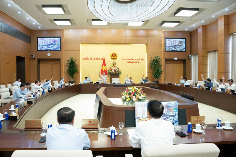 Biểu quyết thông qua Nghị quyết của Ủy ban Thường vụ Quốc hội về mức thuế bảo vệ môi trường đối với xăng, dầu, mỡ nhờn trong năm 2026