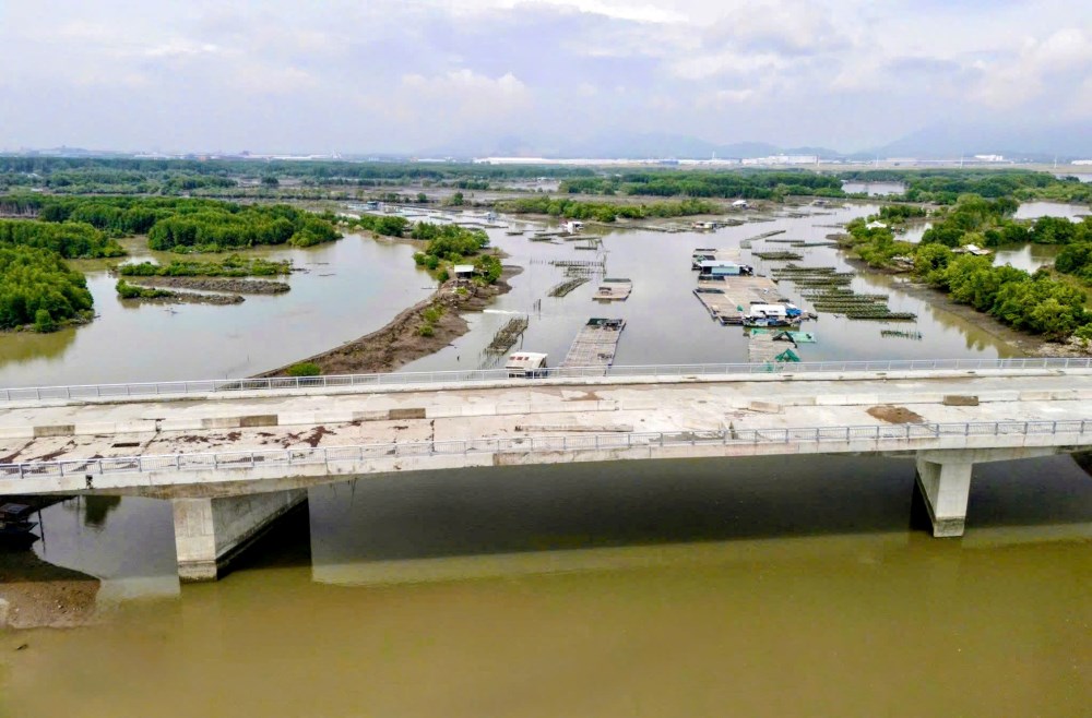 Cầu Rạch Ông (phường Tân Phước, TP.HCM) dài 393,3m, 4 làn xe, đã hoàn thiện 98% khối lượng, chuẩn bị thảm nhựa và hoàn thiện mặt cầu. Ảnh: Tuệ Minh
