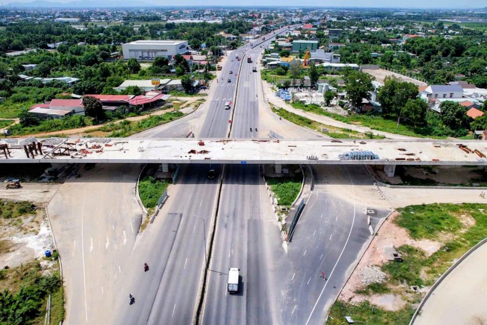 Khu vực cầu vượt quốc lộ 51 – hạng mục phức tạp nhất của dự án, đang được thi công tập trung. Ảnh: Tuệ Minh