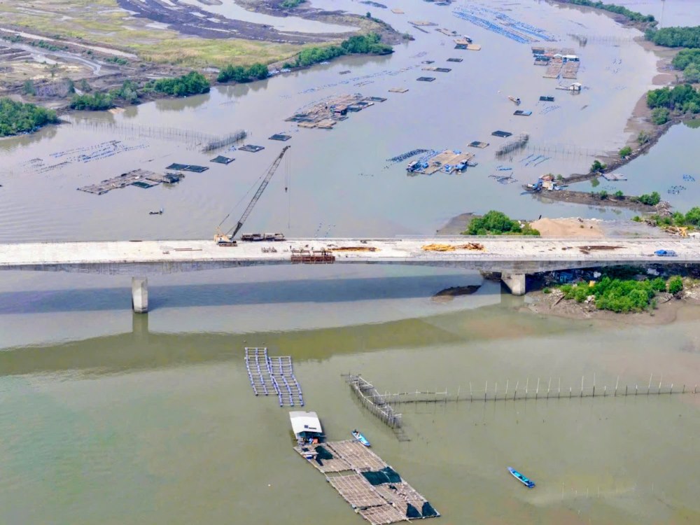 Cách đó gần 2 km, công trường thi công cầu Mỏ Nhát 2 cũng đang trong giai đoạn nước rút hoàn thiện, với toàn bộ bản mặt cầu đã cơ bản hình thành, các mố và dầm chính được nối liền hai bờ.