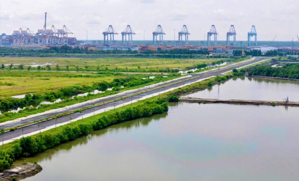 Hơn 1km đoạn cuối tuyến 991B (phường Phước Tân), gần đường liên cảng Cái Mép - Thị Vải, đã cơ bản hoàn thành với mặt đường thảm nhựa và vỉa hè lát gạch. Ảnh: Anh Tú