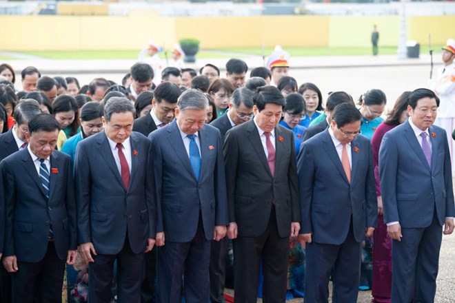 Lãnh đạo Đảng, Nhà nước, đại biểu Quốc hội vào Lăng viếng Chủ tịch Hồ Chí Minh