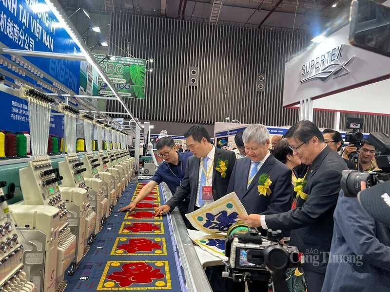 Doanh nghiệp trưng bày máy móc tại triển lãm VTG 2025. Ảnh: Phương Hoa