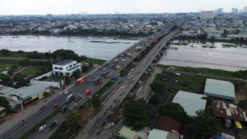 Dự án nâng tĩnh không cầu Bình Phước 1 góp phần đồng bộ hạ tầng giao thông đường thủy TPHCM. Ảnh: Anh Tú