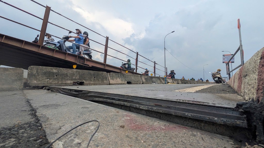 Sau gần hai ngày thi công, cao độ mặt cầu Bình Phước 1 đã thay đổi rõ rệt so với thời điểm ban đầu. Ảnh: Anh Tú