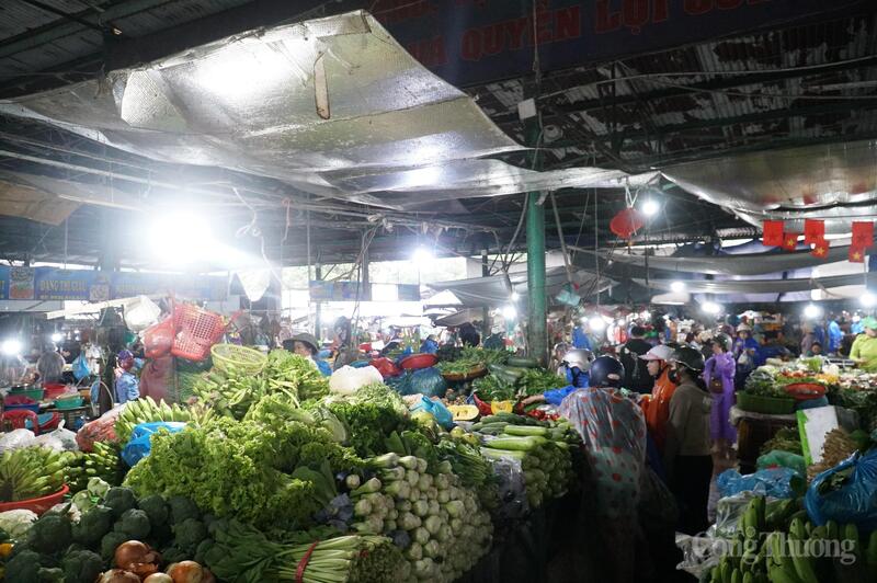 Cô Đỗ Thị Hồng - tiểu thương hàng rau cho biết, giá rau xanh tăng do mưa lớn kéo dài, các vườn rau bị ảnh hưởng nặng, nguồn cung rau giảm mạnh vì vậy giá bán ra tăng rất mạnh. Các loại rau củ, quả lagim (hàng khô) như bí đỏ, bí đao, hành tây, bắp su… cũng ghi nhận tăng giá hơn 30%.