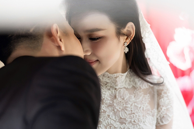 Khoảnh khắc đẹp của cô dâu, chú rể trên xe hoa. Ảnh: Lê Chí Linh