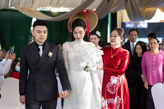 Giây phút xúc động khi mẹ của Đỗ Thị Hà khi con gái lên xe hoa.