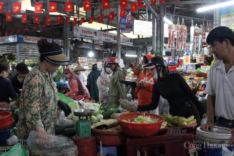 Các quầy hàng rau củ, trứng đông kín người dân đến mua, nhiều tiểu thương vừa soạn hàng vừa bán.