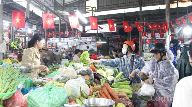 Chị Võ Thị Thu Vân (phường Hải Châu) đã đặt hàng trước những quầy quen thực phẩm cần thiết, nên tranh thủ khi trời chưa mưa lớn, chị ra chợ lấy. “Tôi mua đủ dùng trong nhà khoảng 2 đến 3 ngày, nhiều chỗ hàng tươi sống họ giao đến tận nơi nên cũng không lo lắng nhiều. Từ chiều nay, gia đình sẽ dọn dẹp, kiểm tra nhà cửa kỹ càng”, chị Thu Vân chia sẻ.