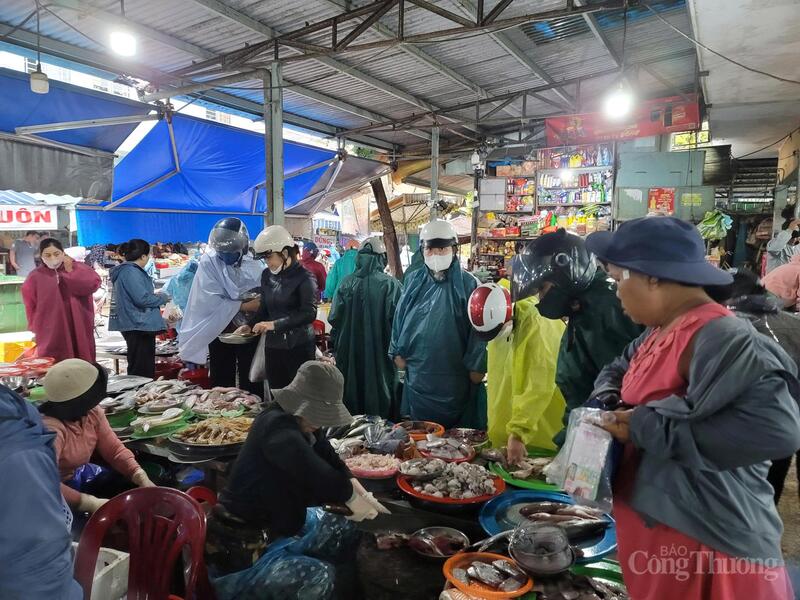 Trước đó, chiều ngày 21/10, trong công điện của UBND TP. Đà Nẵng về ứng phó với bão số 12 và mưa lớn, lãnh đạo TP. Đà Nẵng đề nghị người dân chủ động dự trữ lương thực, thực phẩm ít nhất 3 ngày, chủ động trong mọi tình huống khi có mưa lớn xảy ra.