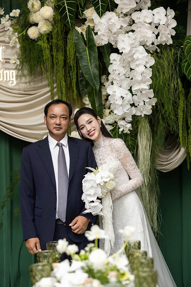 Hoa hậu Đỗ Thị Hà chụp hình bên bố. Ảnh: Lê Chí Linh