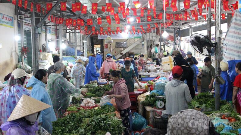 Còn tại chợ Đống Đa (phường Hải Châu), khi chưa đến 7 giờ sáng đã rất đông người dân đến chợ mua thực phẩm dự trữ.