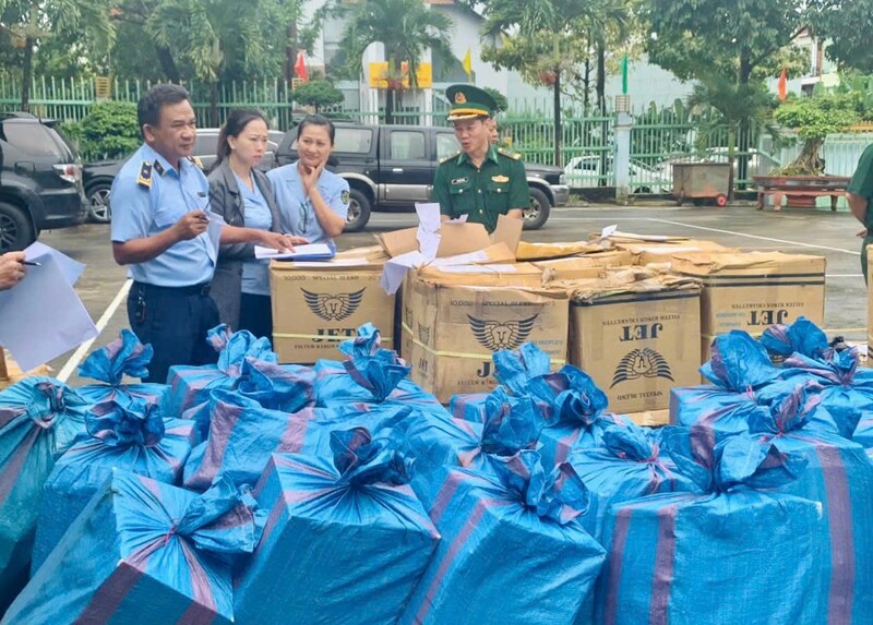 Lực lượng chức năng tiến hành tiêu huỷ thuốc lá điếu nhập lậu. Ảnh: QLTT.