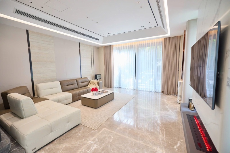 Phòng khách tối giản nhưng sang trọng, cửa sổ to đón nắng và ánh sáng. Ảnh: NVCC