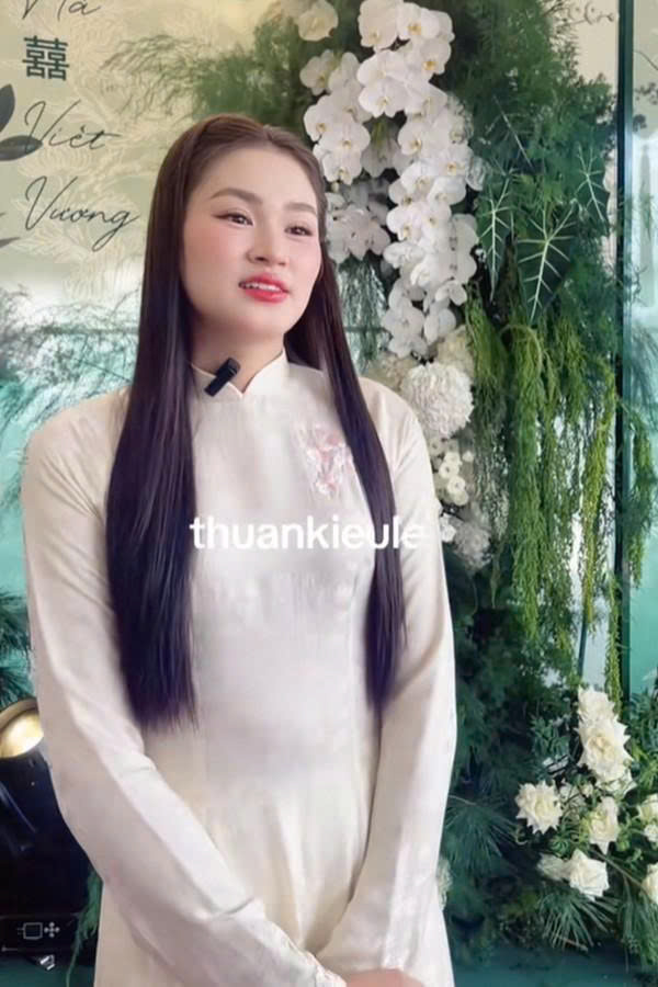 Chị gái Đỗ Hà trong lễ ăn hỏi của em gái. Ảnh: Thuận Kiều Lê