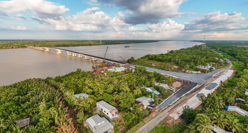 Cầu Đại Ngãi đã hoàn thành phần cầu chính, chính quyền địa phương đề xuất cho phép xe máy lưu thông tạm. Ảnh: Phương Anh