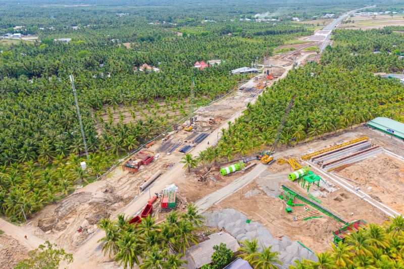 Thi công phần đường dẫn đầu cầu Đại Ngãi 1. Ảnh: Phương Anh