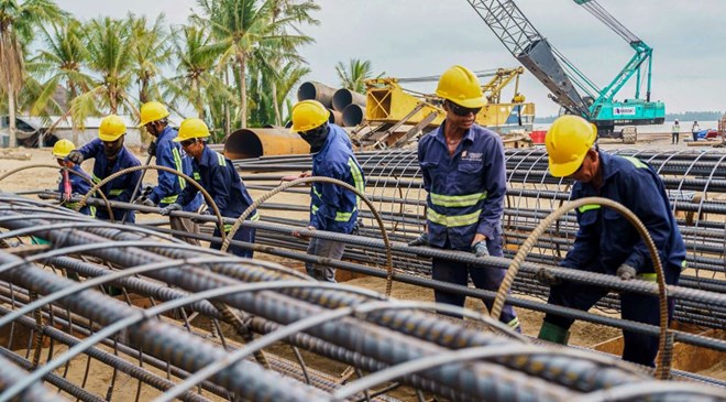 Vượt khó mùa mưa, tăng tốc thi công cầu dây văng lớn thứ 2 Việt Nam