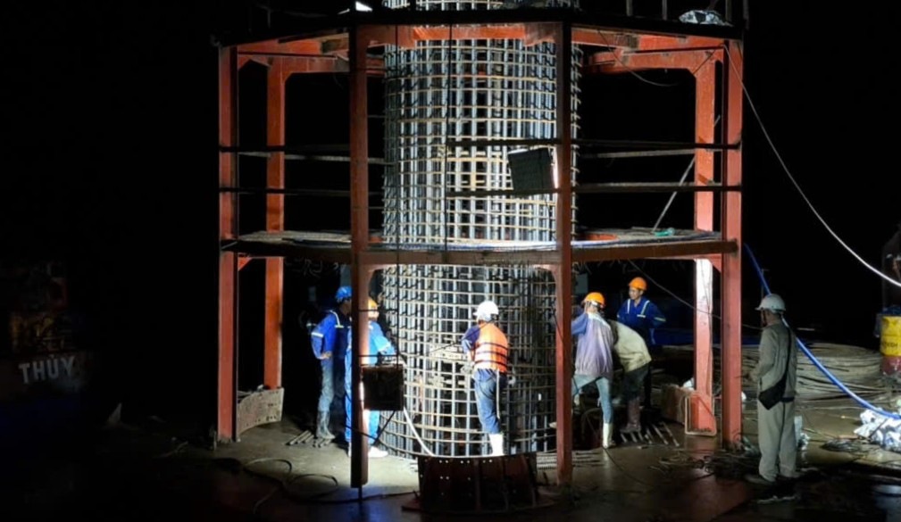 Để đảm bảo tiến độ công nhân thi công cầu Đại Ngãi 1 kể cả ban đêm. Ảnh: Đơn vị cung cấp