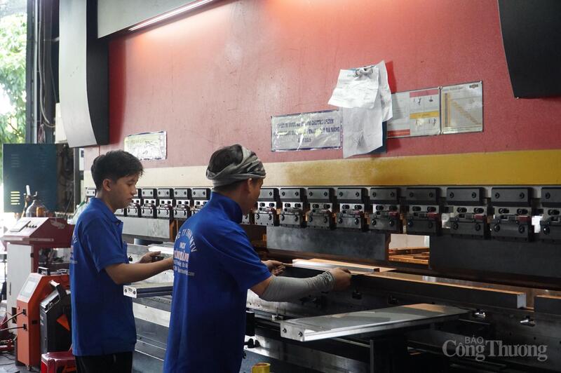 Doanh nghiệp cần chuyển từ thực hành kinh doanh có trách nhiệm "bị động", tức làm theo quy định, sang chủ động có chiến lược, ví dụ như nâng cao năng lực sản xuất sạch hơn.