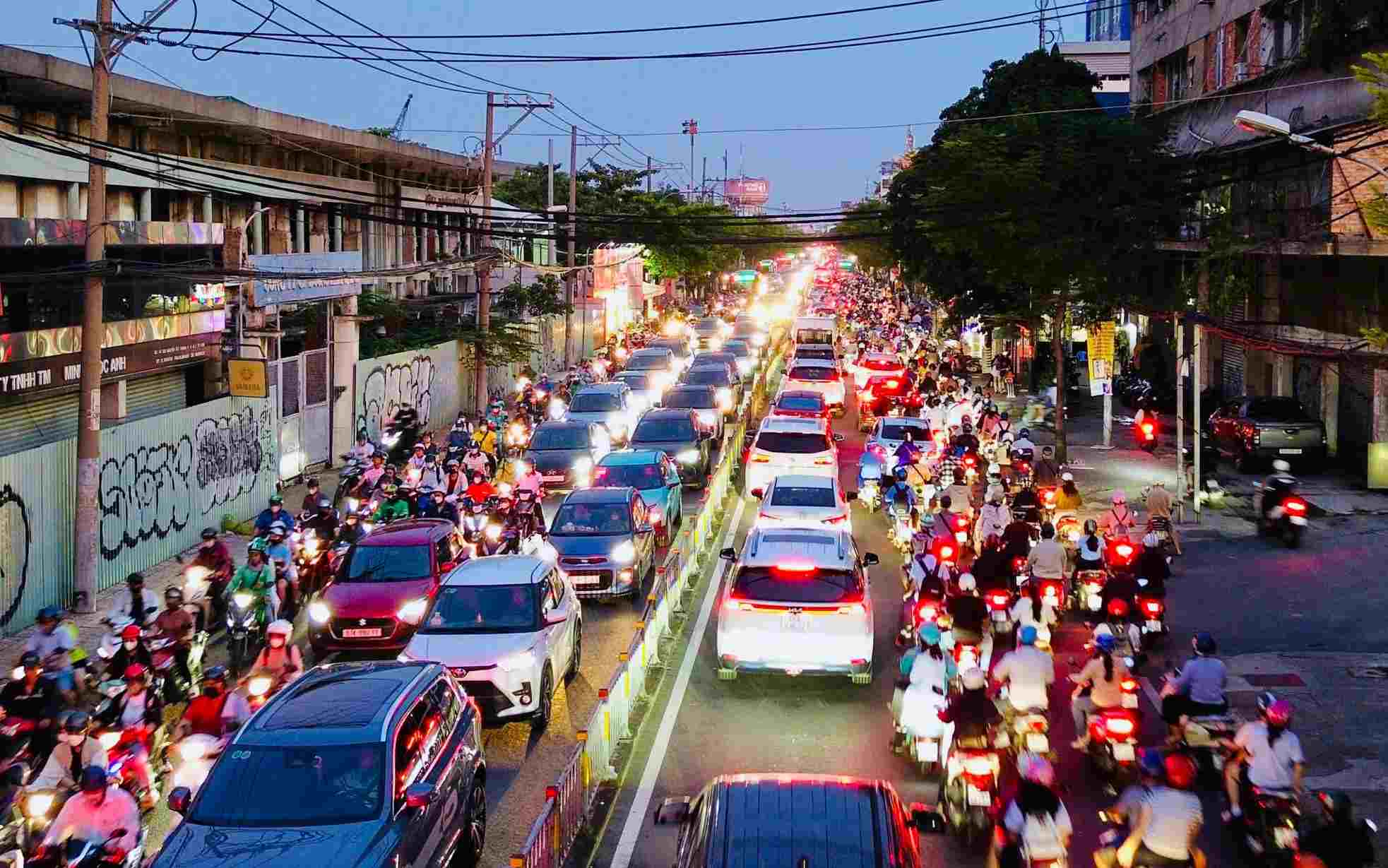 Đường Nguyễn Tất Thành kẹt xe cả hai hướng giờ cao điểm. Ảnh: Minh Quân