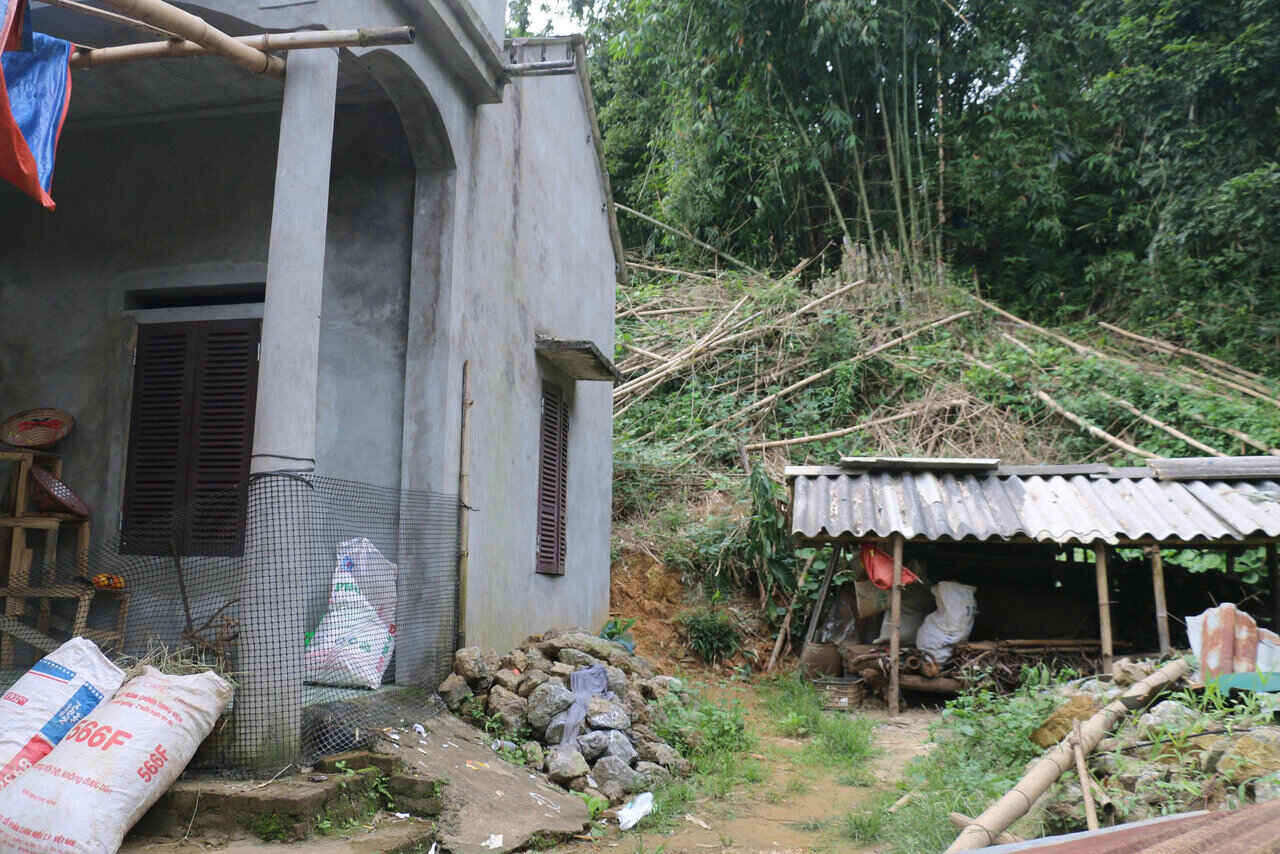Nhà anh Bùi Văn Xiên (xóm Thôi Bạ) nằm ngay dưới chân đồi, nơi đã xuất hiện các vết nứt lớn, nguy cơ sạt lở cao. Ảnh: Yên San