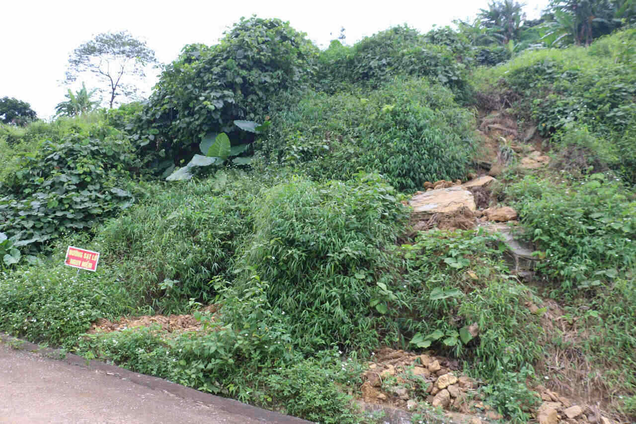 Một điểm sạt lở ven đường ở xóm Thôi Bạ đã được cắm biển cảnh báo nguy hiểm. Ảnh: Yên San