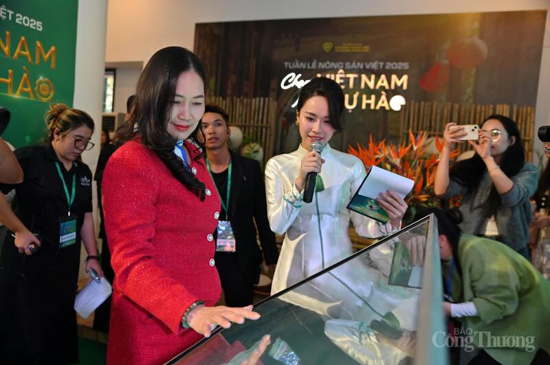 Khách tham quan trải nghiệm Bản đồ Nông sản Việt Nam