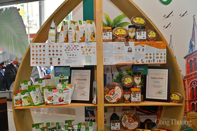 34 địa phương, mỗi tỉnh, thành phố giới thiệu một sản phẩm nông sản đặc trưng, tiêu biểu của mình, phản ánh sự phong phú của nguồn cung nông sản Việt.