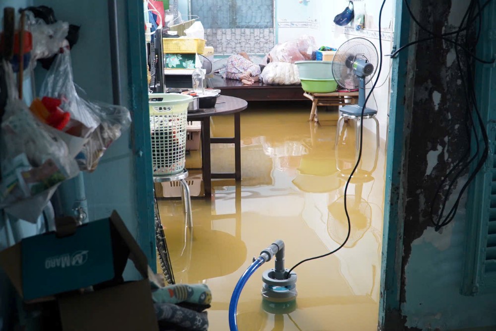 Tủ lạnh, máy giặt được kê lên cao, sinh hoạt của người dân bị đảo lộn hoàn toàn.