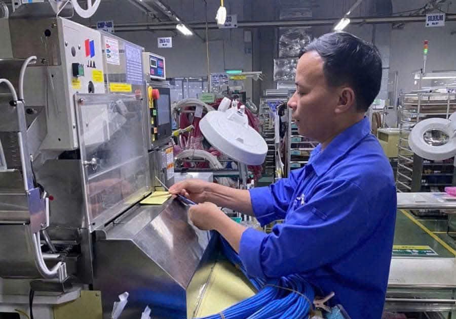 Anh Nguyễn Văn Đồng đã có nhiều sáng kiến được . Ảnh: Diệu Anh