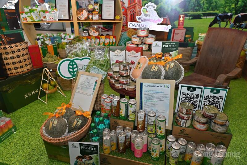 Nhiều sản phẩm đã khẳng định thương hiệu trên thị trường như chè Thái Nguyên, cam Hòa Bình, cà phê Buôn Ma Thuột, mật ong Tây Nguyên, gạo ST25, cùng nhiều sản vật đặc trưng vùng miền khác. Không gian trưng bày góp phần quảng bá hình ảnh nông sản Việt và thúc đẩy kết nối cung cầu.