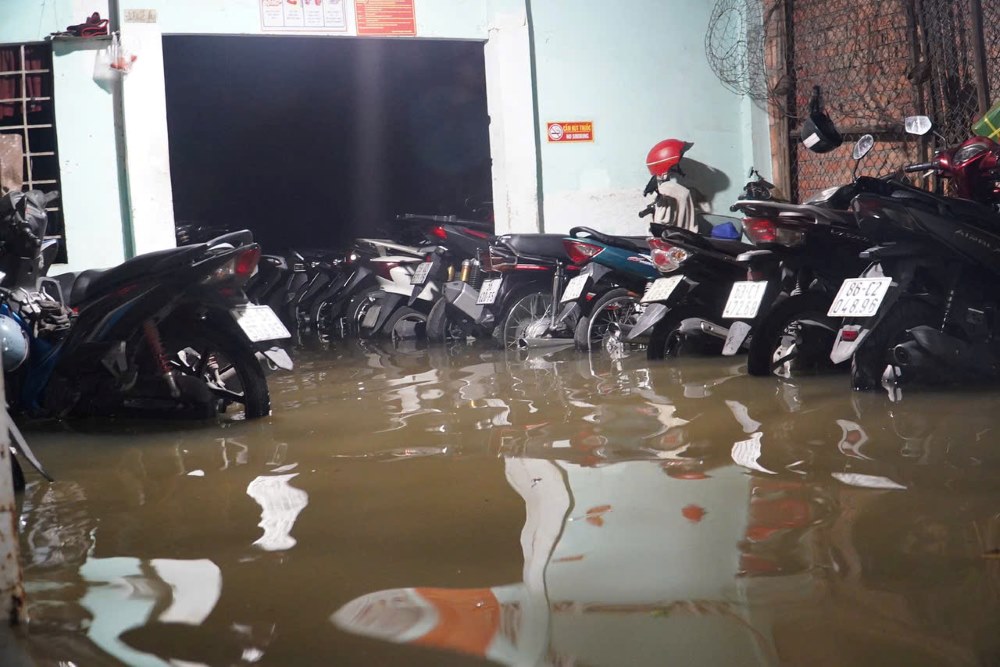 Khuya 24.10, nhiều khu vực ở Bình Quới vẫn còn ngập sâu trong nước. Ảnh: Thái Bảo