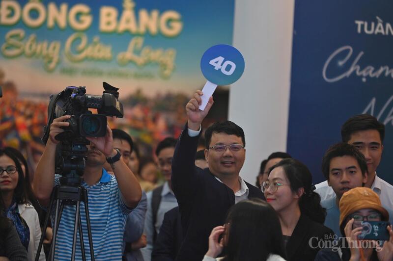 Đông đảo khách tham quan Hội chợ đấu giá cá tầm