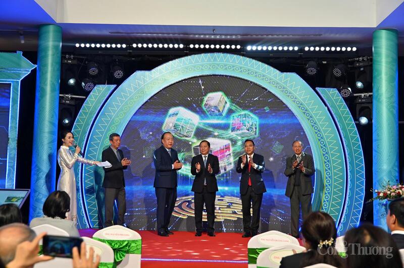 Trong khuôn khổ sự kiện, các đại biểu phát động Chương trình Thanh toán số không dùng tiền mặt