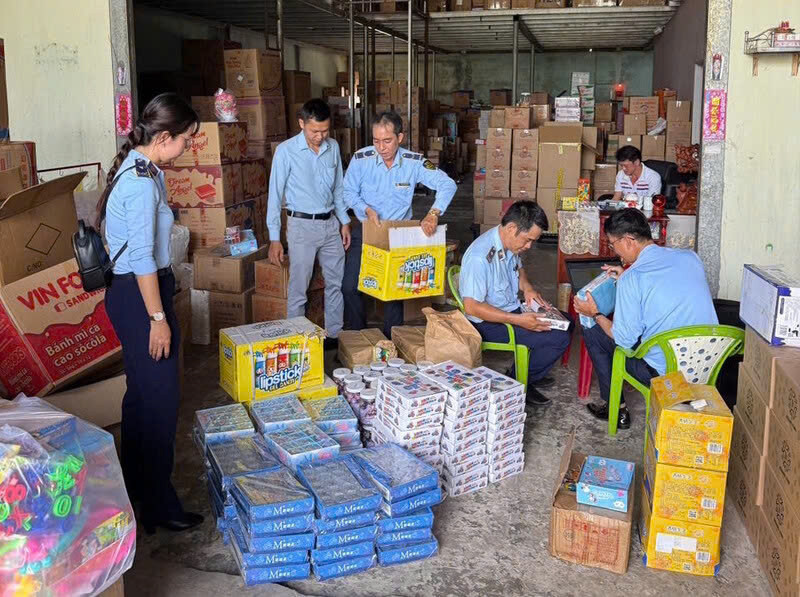 Lực lượng quản lý thị trường TP. Cần Thơ tăng cường kiểm tra cả về nguồn gốc xuất xứ, nhãn hàng hóa và chất lượng hàng hóa. Ảnh: CTV