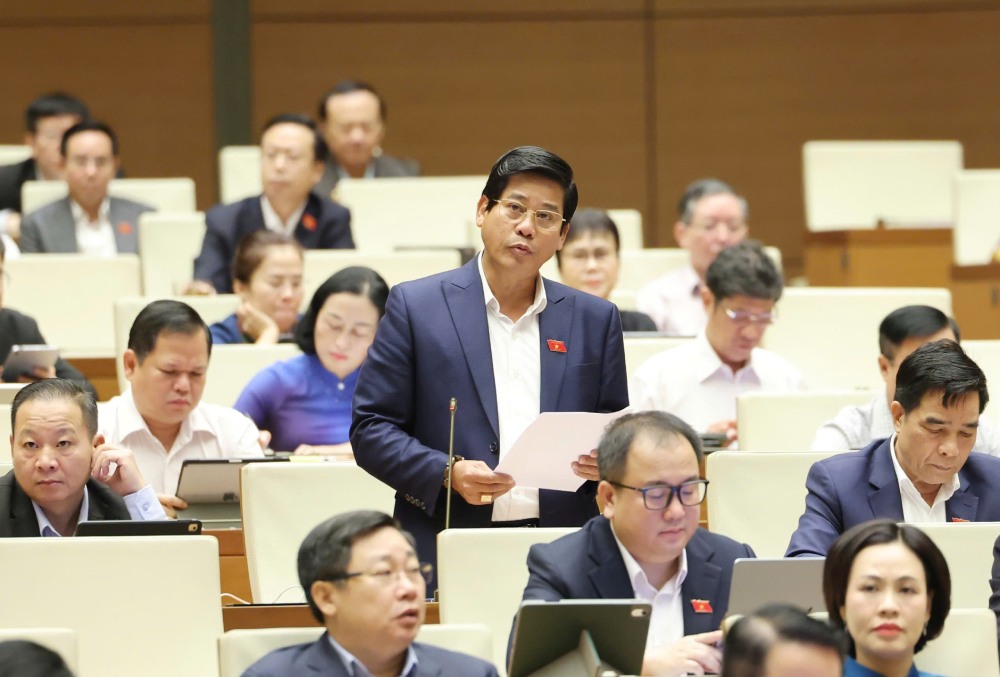 Đại biểu Dương Văn Phước đề nghị sớm ban hành vị trí việc làm, điều chỉnh tiền lương. Ảnh: Phạm Đông