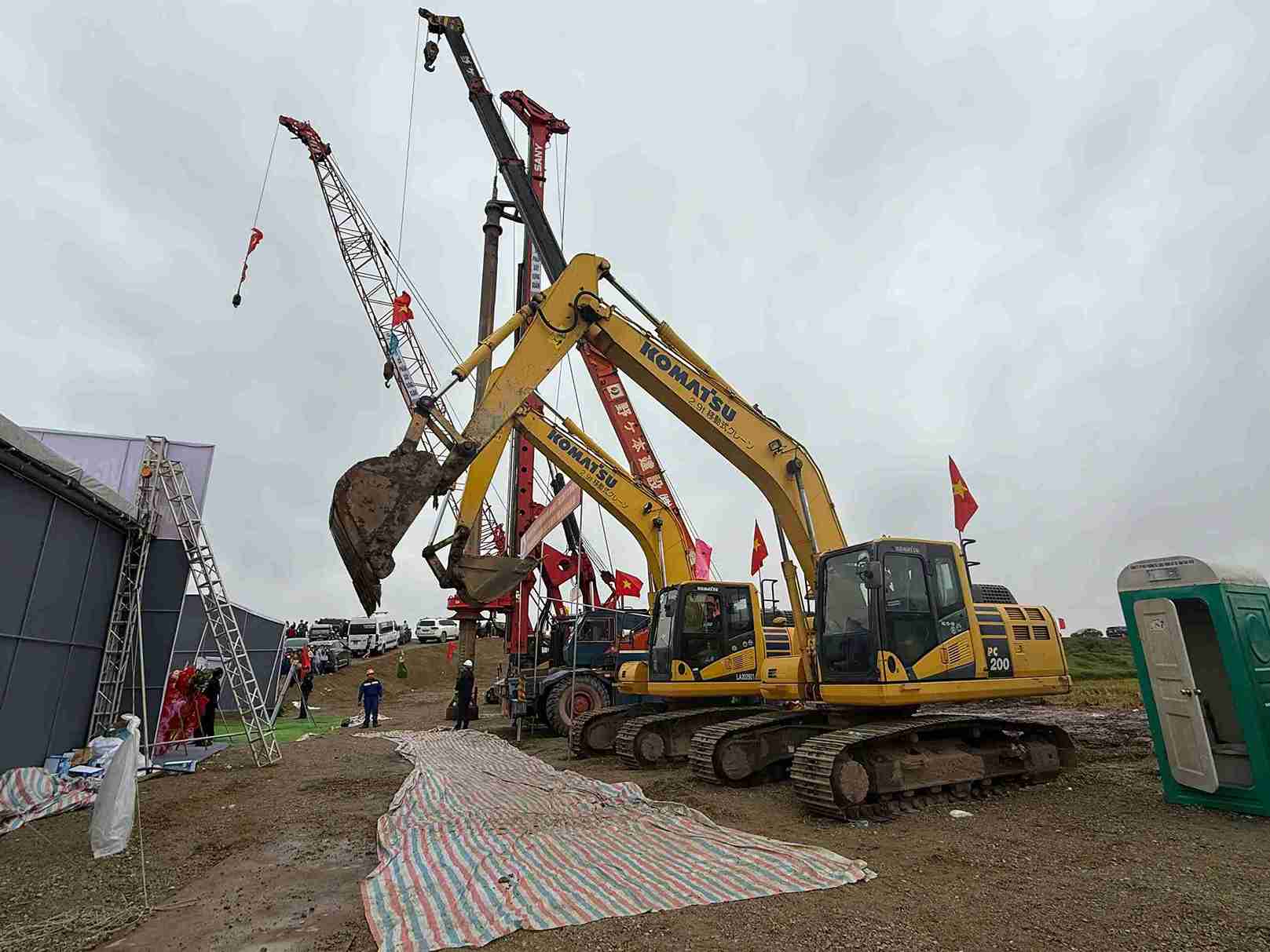 Các đơn vị thi công chuẩn bị phương tiện, thiết bị cho giai đoạn đầu của dự án. Ảnh: Mai Hương