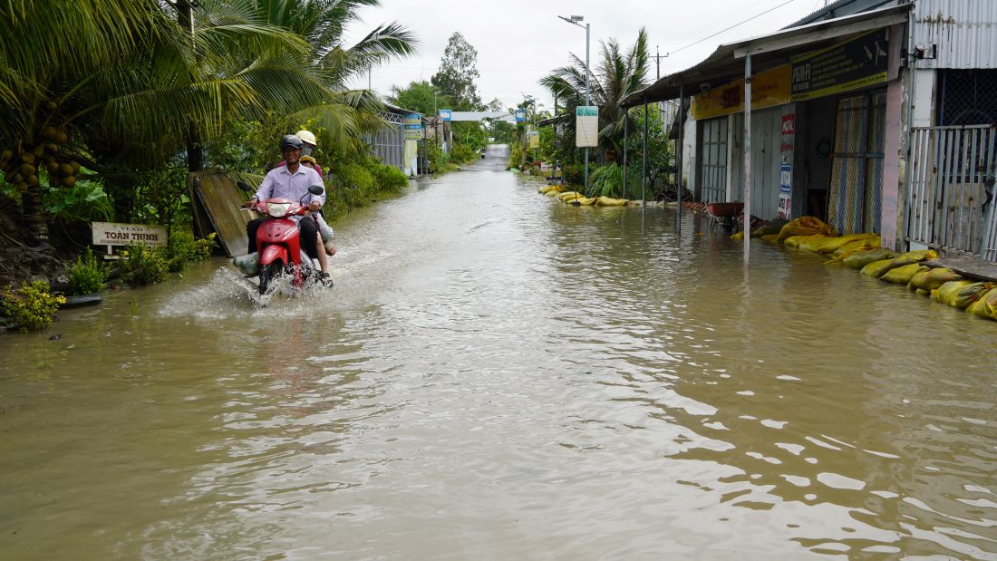 Tuyến đường dẫn vào xã Mỹ Phước (TP Cần Thơ) một số đoạn ngập sâu trong nước. Ảnh: Phương Anh
