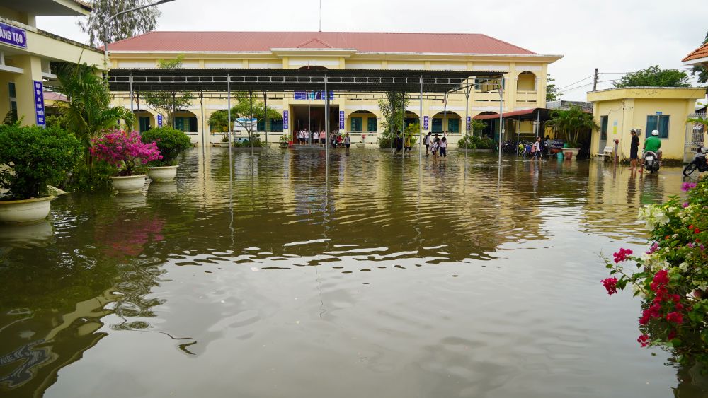Sân trường Trường tiểu học Mỹ Phước A (xã Mỹ Phước, TP Cần Thơ) ngập sâu. Ảnh: Phương Anh