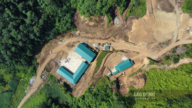 Phía công ty ngang nhiên san ủi, xây dựng các công trình khi chưa hoàn thiện các thủ tục. Ảnh: Nhóm PV