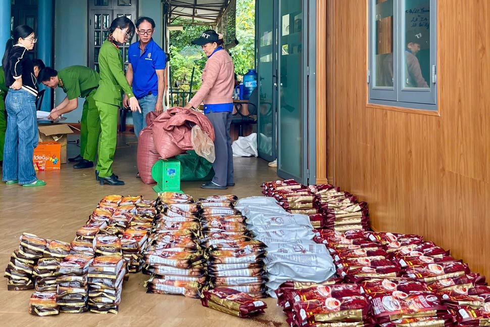 Cơ quan chức năng thu giữ nhiều tang vật phục vụ sản xuất cà phê giả. Ảnh: Công an